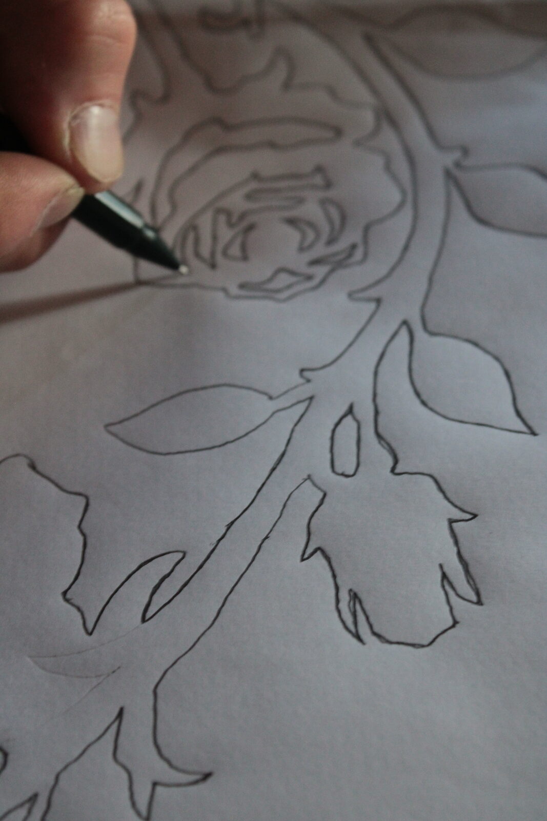 Dessin préparatoire d'une girouette représentant une rose, tracé à la main