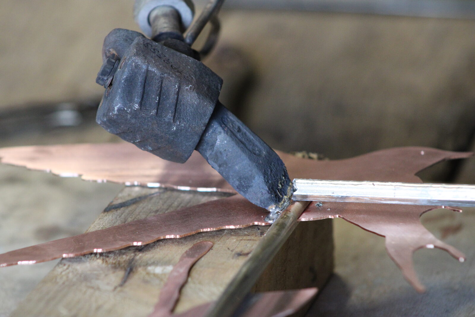 Assemblage à la soudure à l'étain des pièces en cuivre d'une girouette