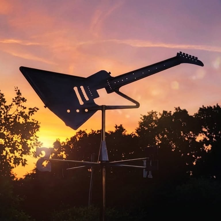 Girouette en forme de guitare électrique, silhouette au coucher du soleil