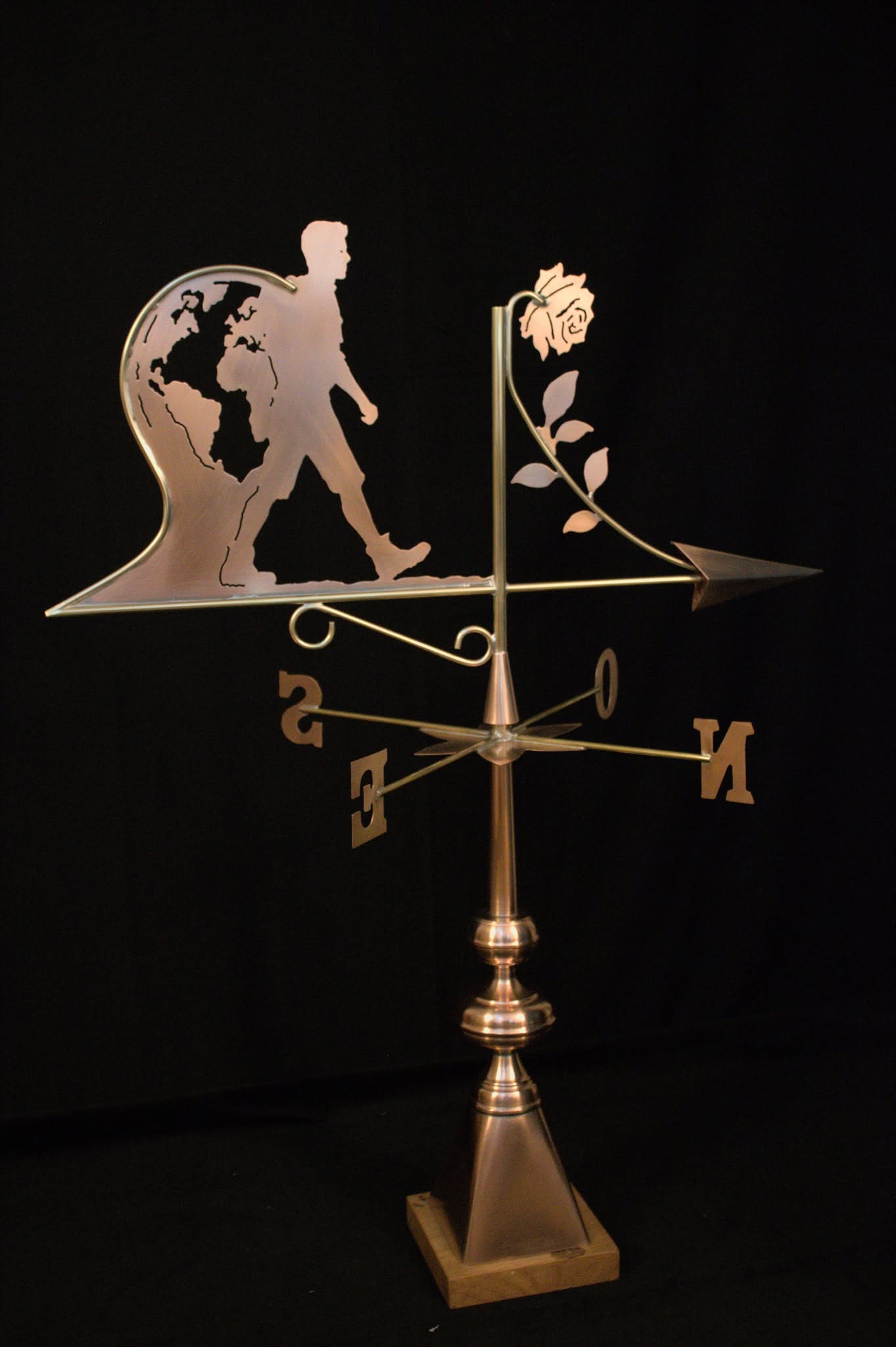Girouette sur mesure représentant un voyageur, un globe terrestre et une rose